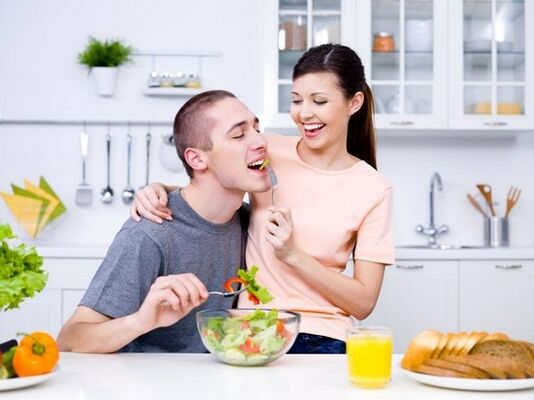 жената го храни мажот со производи за природно зголемување на потенцијата
