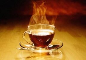 Мирисна напивка на база на чај, мед и вотка за зајакнување на машката моќ